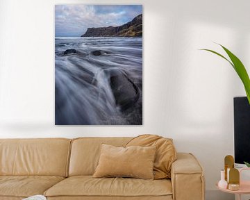 Coucher de soleil sur la plage de Talisker Bay, (Île de Skye, Écosse) sur Tomas van der Weijden