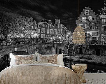 Rustige avond langs de Utrechtse Oudegracht (zwart-wit) van Jeroen de Jongh