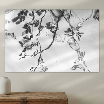 Reflexion (minimalistische Reflexion von Zweigen und Blättern in schwarz-weißer Version)