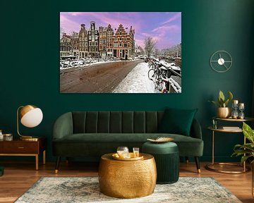 Besneeuwd Amsterdam in Nederland in de winter bij zonsondergang van Eye on You