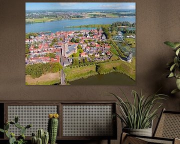 Vue aérienne de la ville historique de Woudrichem sur la rivière Merwede aux Pays-Bas sur Eye on You