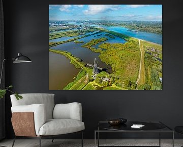 Luchtfoto van molens op Kinderdijk en de rivier de Lek in Nederland van Eye on You