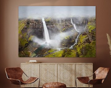 Paysage désolé avec chutes d'eau dans une gorge profonde en Islande