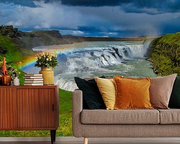 Bedrohlich Himmel mit Regenbogen über dem Goldenen Wasserfall, Island von Rietje Bulthuis