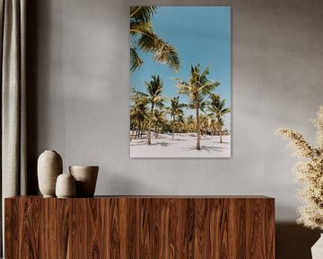 Tropisch Paradijs: Palmbomen op een Wit Zandstrand onder Helderblauwe Hemel van Troy Wegman