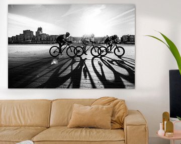 Cyclistes de plage à contre-jour devant le Kurhaus, noir et blanc sur Sander de Vries