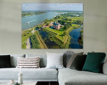 Luftaufnahme von Schloss Loevestein am Fluss Merwede in den Niederlanden von Eye on You