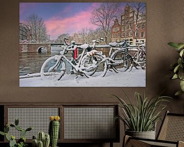 Schneebedecktes Amsterdam in den Niederlanden im Winter bei Sonnenuntergang von Eye on You