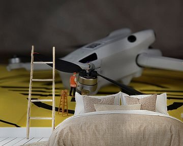 miniatuurfiguren die de werking van de drone-propeller controleren