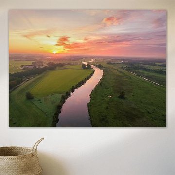 Sonnenaufgang auf der Vecht von oben gesehen im Herbst in Overijssel