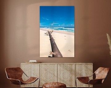 Schöner weißer Strand mit strahlend blauem Wasser (Pantai Nunggalan Beach) auf Bali, Indonesien von Troy Wegman