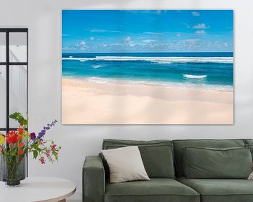 Schöner weißer Strand mit strahlend blauem Wasser (Pantai Nunggalan Beach) auf Bali, Indonesien von Troy Wegman