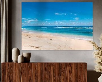 Schöner weißer Strand mit strahlend blauem Wasser (Pantai Nunggalan Beach) auf Bali, Indonesien von Troy Wegman