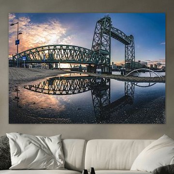 Reflet du Hefbrug à Rotterdam dans un bassin d'eau