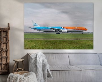 Landende KLM Boeing 777-300 passagiersvliegtuig. van Jaap van den Berg