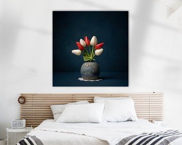 Tulpenstilleben mit Rot, Weiß und Blau von Mariska Vereijken