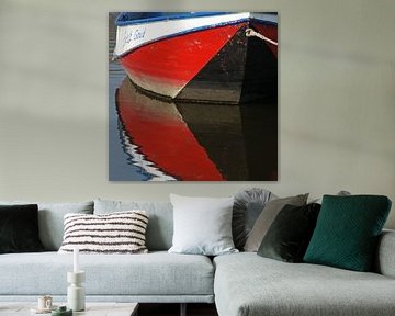 Reflectie van kleurige roeiboot in het water. van Gert van Santen