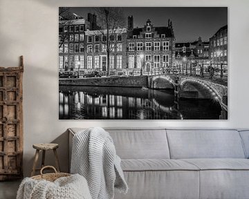 Huis aan de drie grachten in Amsterdam (zwart-wit)