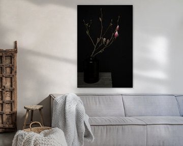 Nature morte avec branche de magnolia dans un vase