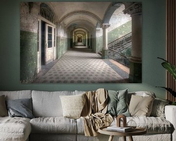 Un long couloir plein de pourriture. sur Roman Robroek - Photos de bâtiments abandonnés