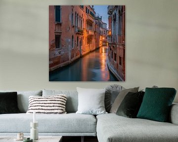 Kanal von Venedig (Canal grande) bei Nacht und ruhigem Wasser von The Xclusive Art