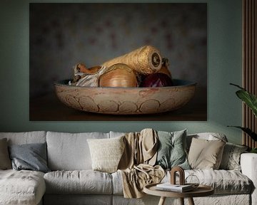 Soupe de légumes dans un bol en terre cuite sur Irene Ruysch