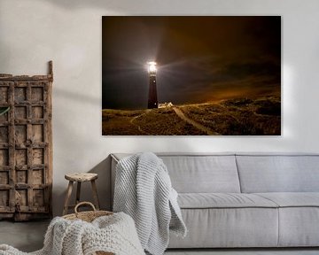 Leuchtturm- und Fischerhäuschen in der Nacht in der Insel von Schiermonnikoog von Sjoerd van der Wal