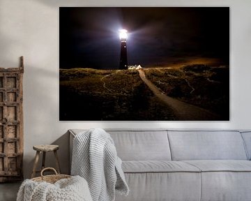 Leuchtturm- und Fischerhäuschen in der Nacht in der Insel von Schiermonnikoog von Sjoerd van der Wal