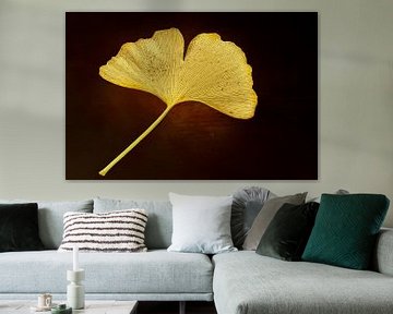 Gouden ginkgoblad van Angelika Beuck