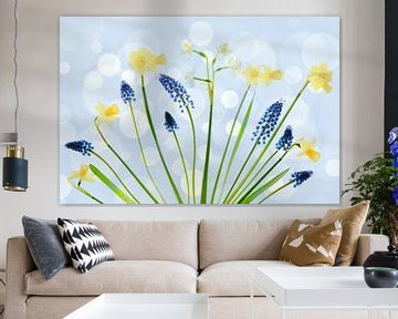 Stilleven met narcissen en blauwe druifjes