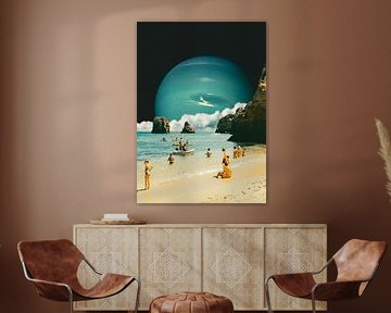 Space Beach - Retro-Futuristisch Collage Strandkunst Ontwerp van SITI AMINAH