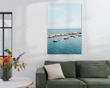 Boote im Hafen von Neapel | Farbenfrohe Reisefotografie von Studio Rood