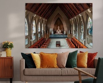 Vide céleste : Vue de dessus de l'autel, des bancs et de l'orgue dans un monastère abandonné sur Het Onbekende