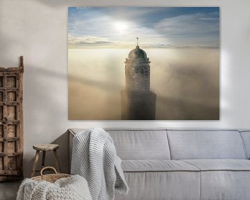 Peperbus kerktoren in Zwolle boven de mist van Sjoerd van der Wal Fotografie