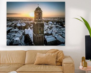 Tour de l'église Peperbus de Zwolle lors d'un lever de soleil hivernal froid sur Sjoerd van der Wal Photographie