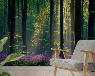 Waldhyazinthen in mystischer Waldszene von Pieter Struiksma