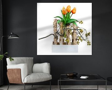 Lente decoratie met een bos tulpen op een witte achtergrond van ManfredFotos