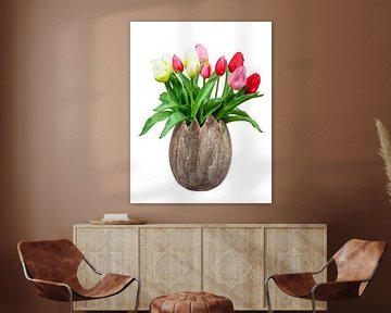 Frühlingsdekoration mit einem Strauß Tulpen auf weißem Hinter von ManfredFotos