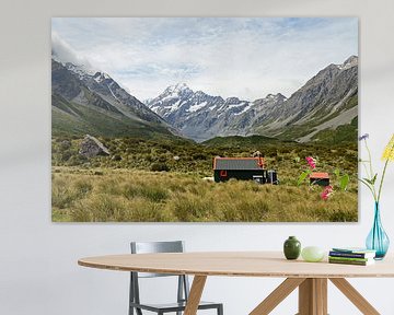 Hooker-Hütte mit Blick auf den Mount Cook von Renzo de Jonge