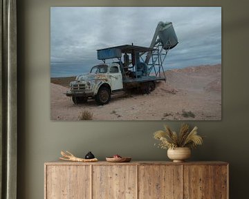 Voiture rouillée à l'ancienne mine d'opale sur Bart van Wijk Grobben