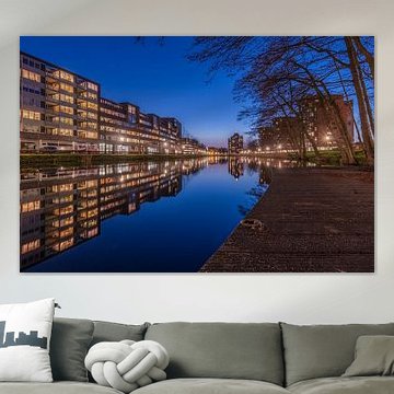 der Apeldoorn-Kanal in der abendlichen blauen Stunde