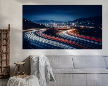 Zeitraffer-Autolichtspuren auf der nächtlichen Stadtstraße mit Skyline im Hintergrund von Animaflora PicsStock