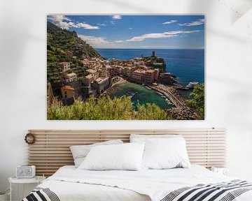 Vernazza en zoom arrière, Cinque Terre, Italie sur Jeroen Nieuwenhoff