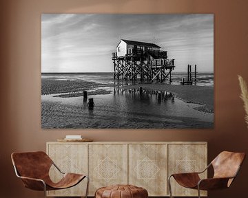 Stapelwoningen aan de Noordzeekust op het strand bij St. Peter Ording - zwart-wit van Frank Herrmann