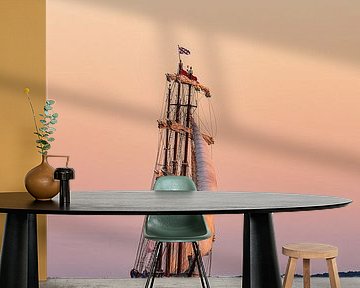 Zeilschip in de zonsondergang bij de Hanse Sail in Rostock