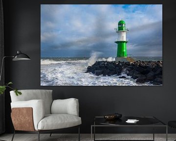 La jetée sur la côte de la mer Baltique à Warnemünde un jour de tempête. sur Rico Ködder