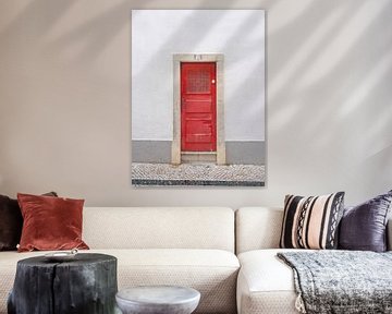 Rote Tür Nr. 7 in Ericeira, Portugal - minimalistische Straßen- und Reisefotografie von Christa Stroo photography