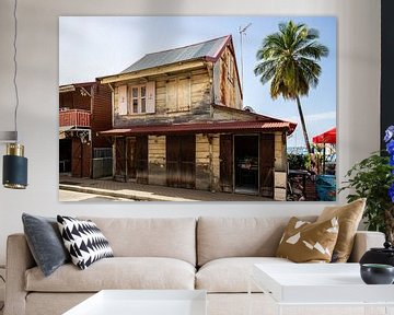 Maison en bois typique des Caraïbes avec palmier en Guadeloupe sur Fotos by Jan Wehnert