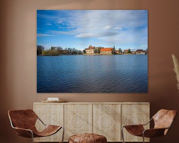 Uitzicht over de kasteelvijver naar de waterburcht van Flechtingen van t.ART