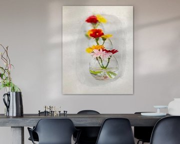 Aufgereihte Blumen auf einem Tisch in Aquarell von Youri Mahieu